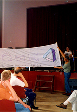 Konferenssin lopuksi EBC1-lippu laskettiin salosta ja tuotiin juhlallisesti saliin.