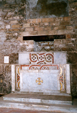 Katedraalin krypta hautamonumentteineen, vasemmalla sigillus-sarkofagi