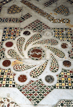 Mosaiikkikuvioitua lattiaa