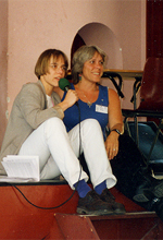 Robyn Ochs ja Hilde Vossen pitämässä konferenssin loppupuheita.
